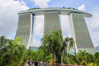 Singapore, 01/18/2018, Marina Bay Sands hotel Botanik Bahçe görünümünü. Üç 55 katlı kuleleri, oluşan otel, körfezin ana çekim olduğunu bir tekne şeklinde bir büyük gözlem güverte üzerine United.