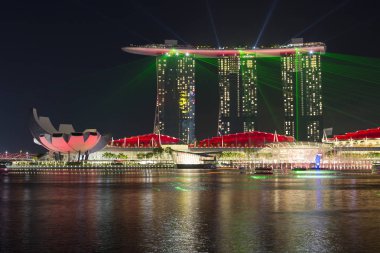 Singapore, 01/18/2018, lazer Marina Bay Rıhtımlar üzerinde göster. Üç 55 katlı kuleleri, oluşan otel, körfezin ana çekim olduğunu bir tekne şeklinde bir büyük gözlem güverte üzerine United.