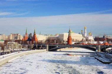 Rusya. Moskova. Setin. Kremlin. Moskova Nehri geçmiş yedi Kuleli Kremlin Güney duvarı boyunca Kremlin set çalışır.