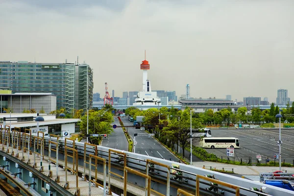 日本东京 2017 东京台场岛 单轨铁路 Yurikamome 海洋科学博物馆 Yurikamome 线是一列自动操作的列车通过东京台场岛 — 图库照片