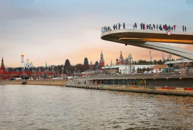 Moskova, Rusya, 03, 26, 2018, yükselen köprü Moskova'da. Gözlem güverte parkta 