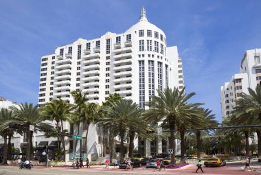 Miami, ABD, 03/17/2016, Miami sokaklarında. Collins Avenue. Collins Avenue Güney Kuzey Miami Beach'e Atlantik sahile paralel uzanan, şehir ve zengin lüks oteller, butikler, birçok ünlü alanları içinden geçer.