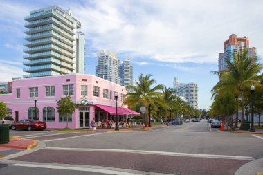 Miami beach, ABD, 03/17/2016, Collins Avenue. Collins Avenue Güney Kuzey Miami Beach'e Atlantik sahile paralel uzanan, şehir ve zengin lüks oteller, butikler ve eğlence mekanları birçok ünlü alanları içinden geçer.