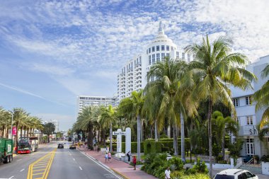 Miami beach, ABD, 03/17/2016, Collins Avenue. Collins Avenue Güney Kuzey Miami Beach'e Atlantik sahile paralel uzanan, şehir ve zengin lüks oteller, butikler ve eğlence mekanları birçok ünlü alanları içinden geçer.