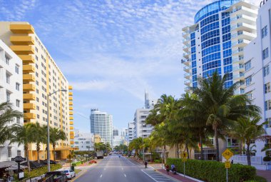 Miami beach, ABD, 03/17/2016, Collins Avenue. Collins Avenue Güney Kuzey Miami Beach'e Atlantik sahile paralel uzanan, şehir ve zengin lüks oteller, butikler ve eğlence mekanları birçok ünlü alanları içinden geçer.