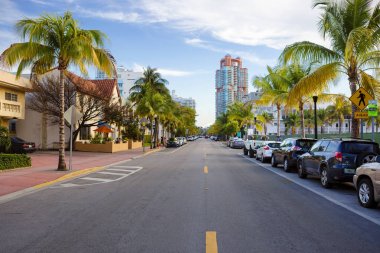 Miami beach, ABD, 03/17/2016, Collins Avenue. Collins Avenue Güney Kuzey Miami Beach'e Atlantik sahile paralel uzanan, şehir ve zengin lüks oteller, butikler ve eğlence mekanları birçok ünlü alanları içinden geçer.