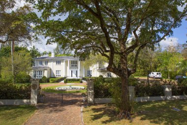 Miami, ABD, 03/17/2016, Beautiful Coral Gables sürmeli. Coral Gables bir bakımlı ve prestijli bulvarları, yeşil alanlar, çeşmeler, restoranlar ve seçkin mağazalarına alandır.