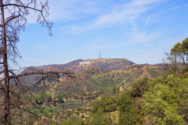 Los Angeles, ABD, 02/26/2016, Hollywood yazısını Griffith Parkı'görünümünü. Bir dönüm noktası Los Angeles'ta Hollywood Hills Hollywood işarettir.