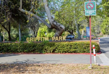 Los Angeles, ABD, 02/26/2016, Griffith Park. Kuzey Amerika'nın en büyük parklarından biri Los Angeles banliyölerinde bulunur. Parkta Griffith Gözlemevi, Hayvanat Bahçesi, müzeler ve konumlar, Botanik Bahçesi, birçok Golf sahaları bulunur....