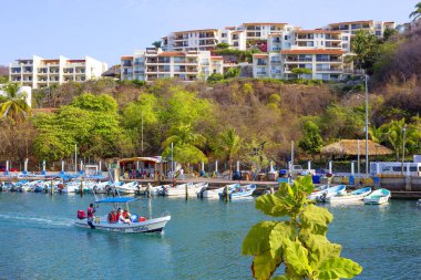 Huatulco, Meksika, 03/06/2016, iskele. Huatulco Bay muhteşem Dağları, yamaçlar, vadiler ve bol bitki örtüsü, muhteşem plajları ile pitoresk bir alandır.