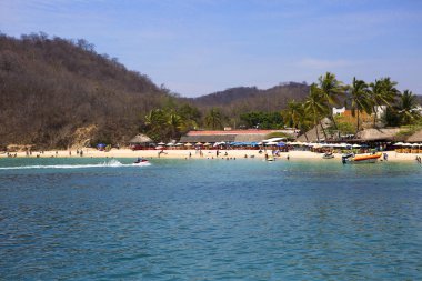 Huatulco, Meksika, 03/06/2016, Huatulco plajları. Huatulco Bay muhteşem Dağları, yamaçlar, vadiler ve bol bitki örtüsü, muhteşem plajları ile pitoresk bir alandır.