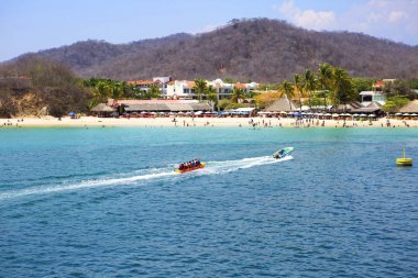 Huatulco, Meksika, 03/06/2016, plaj. Huatulco Bay muhteşem Dağları, yamaçlar, vadiler ve bol bitki örtüsü, muhteşem plajları ile pitoresk bir alandır.