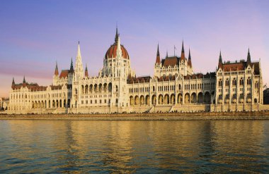 Budapeşte. Macaristan. Macar Parlamentosu binası. Görkemli bir binadır. Mimarisi Gotik ve Paris tarzı öğeleri birleştirir. Başkentin en çok ziyaret edilen yerlerinden biridir..