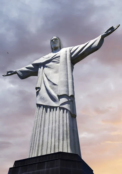 リオデジャネイロ ブラジル 2012年12月18日 コルカバード山にイエス キリストの像 彼の腕を持つキリストの有名な像は リオデジャネイロのコルコバード山の上に広がっています リオのシンボルだ — ストック写真