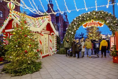 Moskova, Rusya, 01 / 10 / 2020, Manezhnaya Meydanı. Yeni yıl ve Noel. Moskova 'daki Manezhnaya meydanı Noel ağacı ve dekoratif tasarımlarla süslenmişti..