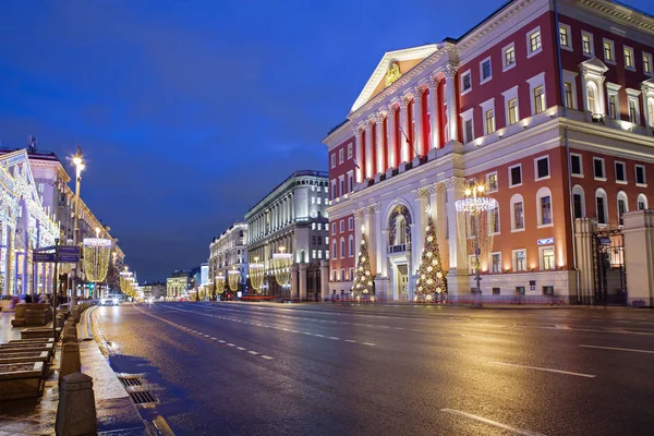 モスクワ ロシア 2020 新年とクリスマス 市役所だ2020年 トヴァー通りからモスクワ市長の建物 モスクワの街はクリスマスツリーや装飾的な構造で飾られていました — ストック写真