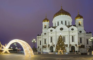 Moskova, Rusya, 01 / 14 / 2020, Kurtarıcı İsa 'nın Tapınağı. Yeni yıl ve Noel 2020. Moskova 'daki Kurtarıcı İsa Katedrali, Moskova Nehri' nin sol kıyısındaki Kremlin 'den çok uzak olmayan Rus Ortodoks Kilisesi' nin bir katedralidir.. 