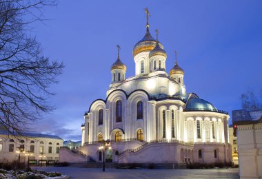 Moskova, Rusya, 01 / 22 / 2020, Sretensky manastırı. Diriliş Kilisesi. Kiliseye. 1397 'de kuruldu. Kilise, modern Rus tapınağı mimarisinin bir örneği olarak 2014-2017 yılları arasında inşa edilmiştir.. 