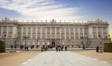 Madrid, İspanya, 02 / 11 / 2020, Kraliyet Sarayı. İspanya krallarının resmi ikametgahı. Madrid 'in batısında yer alıyor. İtalyan barok ve klasikçilik tarzında mimarlık. İnşaat tarihi: 1738