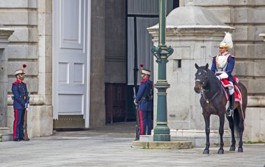 Madrid, İspanya, 02 / 11 / 2020, Kraliyet Sarayı Muhafızları. Kraliyet muhafızları İspanya Kralı 'nın ve İspanyol Kraliyet ailesinin bulunduğu sarayı ya da kaleyi korur.. 