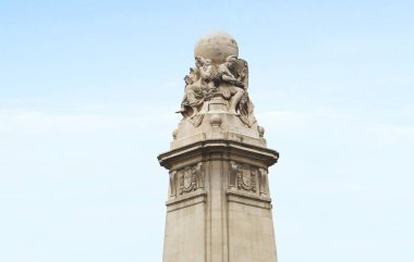 Madrid, İspanya, 02 / 11 / 2020, Miguel de Cervantes anıtının bir parçası. Yazar Miguel de Cervantes 'in anıtı İspanya' nın Madrid 'deki Kraliyet Sarayı' nın meydanında 1929 yılında açıldı..