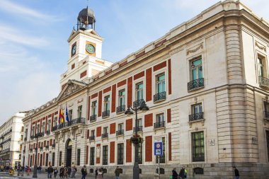 Madrid, İspanya, 02 / 11 / 2020, Puerta del Sol Meydanı 'ndaki Kraliyet Posta Evi. Puerta del Sol meydanındaki en eski bina 1768 yılında Charles III.. 