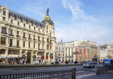 Madrid, İspanya, 02 / 11 / 2020, Metropolis binası. Bu Madrid 'in sembollerinden biri, bina 1910' da dikildi. Bu sütunların her biri, İspanya 'da Ticaret, Sanayi, Madencilik ve Tarım' ı temsil eden kişiler için bir kaide görevi görüyor..