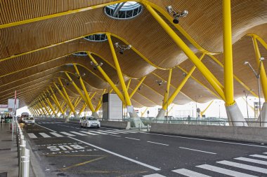 Madrid, İspanya, 02 / 11 / 2020, Barajas Havaalanı. T4 Terminali. Madrid-Barajas Uluslararası Havalimanı, Madrid 'in 14 km kuzeydoğusunda yer alan İspanya' nın başkenti Adolfo Suarez 'in adını almıştır..