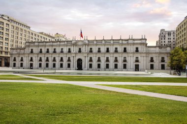 Santiago, Şili, 02 / 12 / 2020, La Moneda Sarayı. Santiago 'da bulunan Şili Başkanı' nın resmi ikamet yeridir. Saray 1784-1805 yılları arasında klasik tarzda darphane binası olarak inşa edildi..