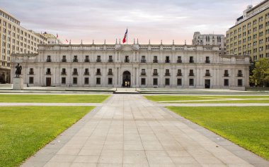 Santiago, Şili, 02 / 12 / 2020, La Moneda Sarayı. Santiago 'da bulunan Şili Başkanı' nın resmi ikamet yeridir. Saray 1784-1805 yılları arasında klasik tarzda darphane binası olarak inşa edildi..