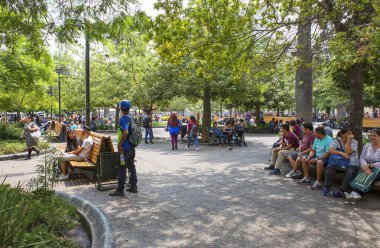 Santiago, Şili, 02 / 12 / 2020, Armas Meydanı 'nda. Plaza de Armas meydanının merkezinde şehir sakinlerinin dinlenmeyi sevdiği çeşmeli, anıtlı bir meydan var..