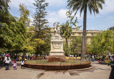 Santiago, Şili, 02 / 12 / 2020, Plaza de Armas 'daki çeşme. Plaza de Armas (Armory Meydanı), Şili 'nin başkentinin tarihi simgesidir. Meydanın ortasında bir çeşme var..