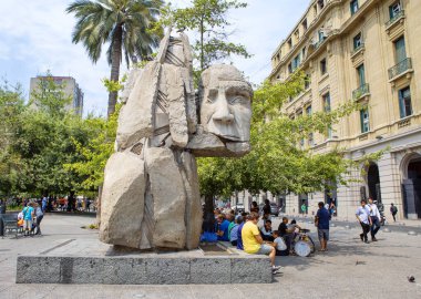 Santiago, Şili, 02 / 12 / 2020, Plaza de Armas 'daki yerli halk anıtı (al Pueblo Yerlileri). Enrique Villalobos bu anıtı fethedenler tarafından yok edilen Kızılderililere ithaf etti..