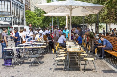 Santiago, Şili, 02 / 12 / 2020, Chess on the Plaza de Armas. Satranç taraftarları, Armas Meydanı 'nda satranç müsabakalarının yapıldığı yere yerleşmekten mutluluk duyuyorlar..