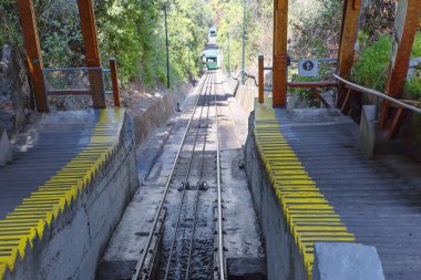 Santiago, Şili, 02 / 13 / 2020, Füniküler 'den San Cristobal Hill' e. Sizi 860 metre yüksekliğindeki San Cristobal tepesine çıkaran bir füniküler. Tepedeki yük arabaları raylarda hareket ediyor..