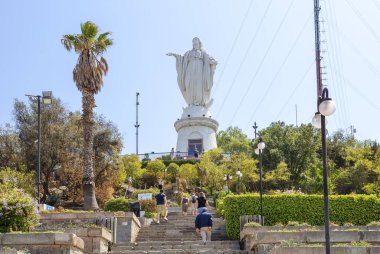 Santiago, Şili, 02 / 13 / 2020, San Cristobal Hill 'deki Bakire Meryem Heykeli. Kutsal Bakire Meryem 'in kar beyazı heykeli, kasaba halkının koruyucusu olarak kabul edilir, uçurumun en tepesinde, heykelin yüksekliği 36 metredir.. 