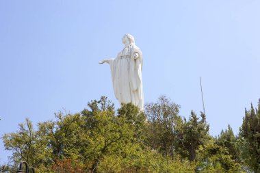Santiago, Şili, 02 / 13 / 2020, San Cristobal Hill 'deki Bakire Meryem Heykeli. Kutsal Bakire Meryem 'in kar beyazı heykeli, kasaba halkının koruyucusu olarak kabul edilir, uçurumun en tepesinde, heykelin yüksekliği 36 metredir.. 