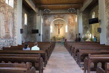 Santiago, Şili, 02 / 13 / 2020, San Cristobal tepesindeki Kilisenin İçişleri. San Cristobal tepesinde Kutsal Bakire Meryem 'e adanmış küçük bir taş kilise..