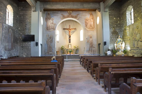 Santiago, Şili, 02 / 13 / 2020, San Cristobal tepesindeki Kilisenin İçişleri. San Cristobal tepesinde Kutsal Bakire Meryem 'e adanmış küçük bir taş kilise..