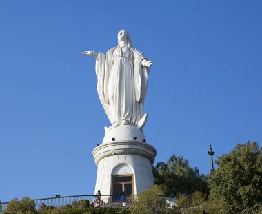 Santiago, Şili, 02 / 15 / 2020, San Cristobal tepesindeki Bakire Meryem Heykeli. Kutsal Bakire Meryem 'in kar beyazı heykeli, kasaba halkının koruyucusu olarak kabul edilir, kayanın en tepesinde durur, heykelin yüksekliği 36 metredir.. 