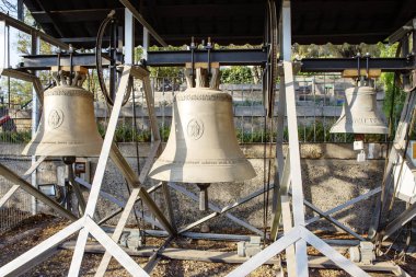 Santiago, Şili, 02 / 15 / 2020, San Cristobal Hill 'deki kilise çanları. San Cristobal tepesindeki Kutsal Bakire Meryem 'e adanmış küçük taş kiliseden çok uzak değil..