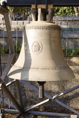 Santiago, Şili, 02 / 15 / 2020, San Cristobal Hill 'deki kilise çanları. San Cristobal tepesindeki Kutsal Bakire Meryem 'e adanmış küçük taş kiliseden çok uzak değil..