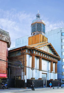 Puerto Montt, Şili, 02 / 17 / 2020, ahşap Katedral. Puerto Montt, Şili 'nin güneyinde bir liman kentidir. Kasabada hala 1857 'de Fitzroy kütüklerinden inşa edilmiş bir Katolik Kilisesi var..