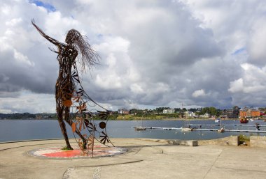 Puerto Montt, Şili, 02 / 17 / 2020, Puerto Varas. Bir kız heykeli. Puntilla toprak setin üzerindeki küçük bir gözlem platformu. Metalden yapılmış bir kız heykeli var. Bununla ilgili güzel bir yerel efsane var..