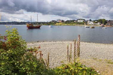 Puerto Montt, Şili, 02 / 17 / 2020, Puerto Varas. 1854 yılında kurulan Puerto Varas, Llanquihue Gölü / Lago Llanquihue kıyısında yer almaktadır ve Güney Şili 'deki göller ve volkanlar ülkesinin kapısı olarak kabul edilmektedir.. 