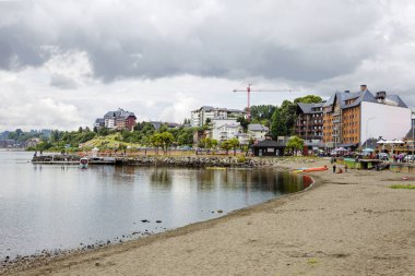 Puerto Montt, Şili, 02 / 17 / 2020, Puerto Varas. 1854 yılında kurulan Puerto Varas, Llanquihue Gölü / Lago Llanquihue kıyısında yer almaktadır ve Güney Şili 'deki göller ve volkanlar ülkesinin kapısı olarak kabul edilmektedir.. 