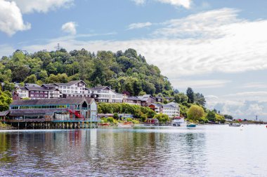 Puerto Montt, Şili, 02 / 17 / 2020, Puerto Varas. 1854 yılında kurulan Puerto Varas, Llanquihue Gölü / Lago Llanquihue kıyısında yer almaktadır ve Güney Şili 'deki göller ve volkanlar ülkesinin kapısı olarak kabul edilmektedir.. 