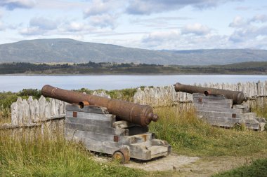 Punta arenas, Şili, 02 / 21 / 2020, Bulnes Kalesi. Silahlar. Fort 1843 'te kuruldu. Yerleşimcilerin yaşadığı ahşap kulübelerin, şapellerin, barut dergilerinin, hapishanelerin ve ahırların yeniden inşası var. Macellan Boğazı 'nın mükemmel bir manzarası var..