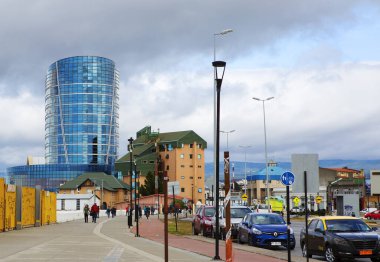 Punta Arenas, Şili, 02 / 21 / 2020, şehir manzarası. Fotoğrafta, uzun mavi bina beş yıldızlı Dreams del estrecho oteli..