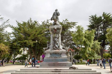 Punta Arenas, Şili, 02 / 21 / 2020, Ferdinand Macellan Anıtı. Munoz Gamero 'nun (Plaza Munoz Gamero) merkez meydanında Fernand Magellan' ın bronz bir heykeli bulunmaktadır.. 